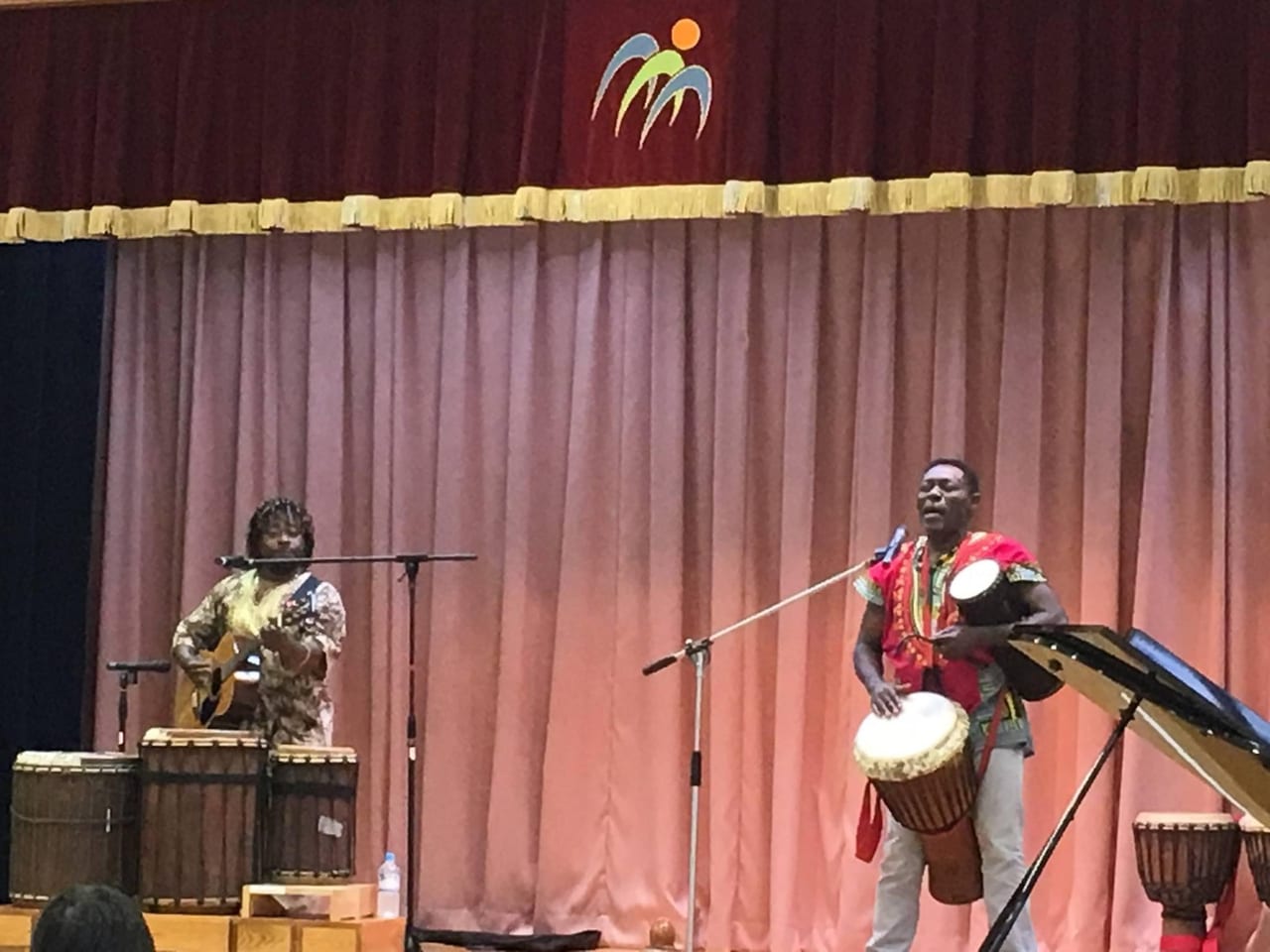 アフリカ音楽を演奏中の2人