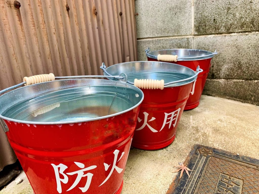 3つ並んだ「防火用」と書かれたバケツ