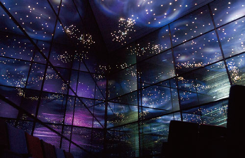 あすたむらんど徳島の「カレイドシアター」夜間投影
