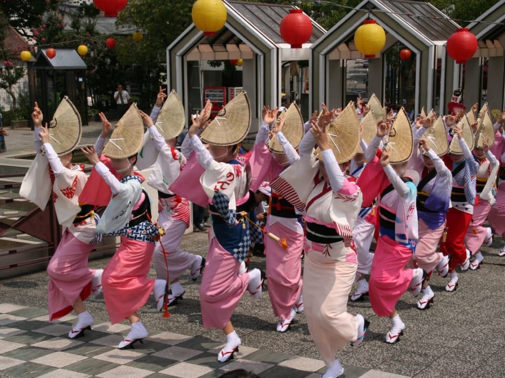 阿波おどりを踊る踊り子たち