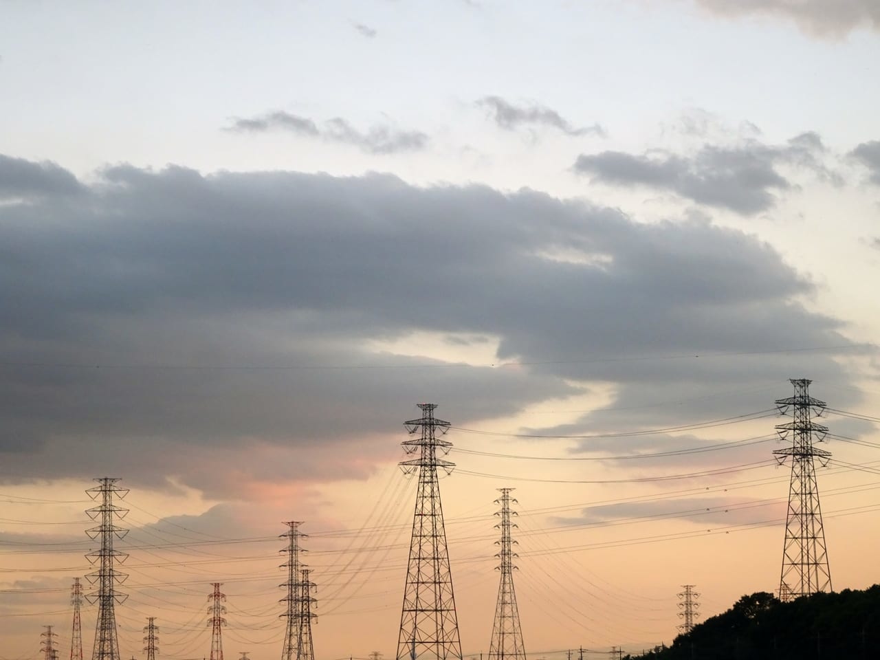 立ち並ぶ電気の鉄塔