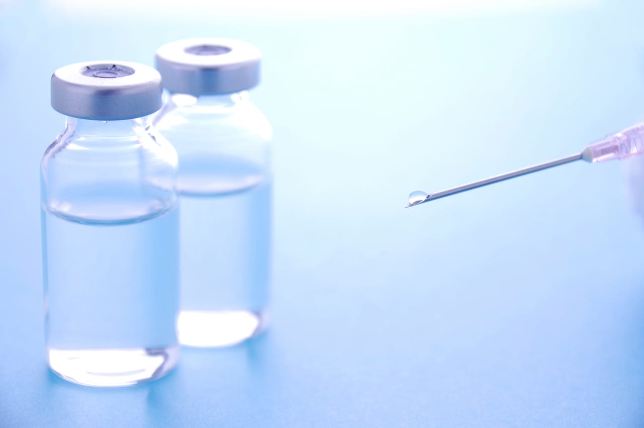 ワクチンと注射器のイメージ画像