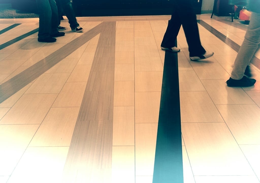 室内を歩く足（ながら運動）