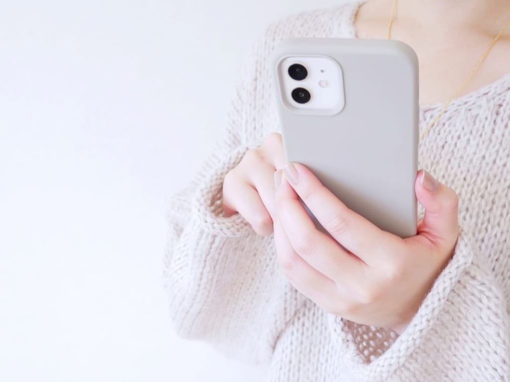 スマホを操作する女性の手