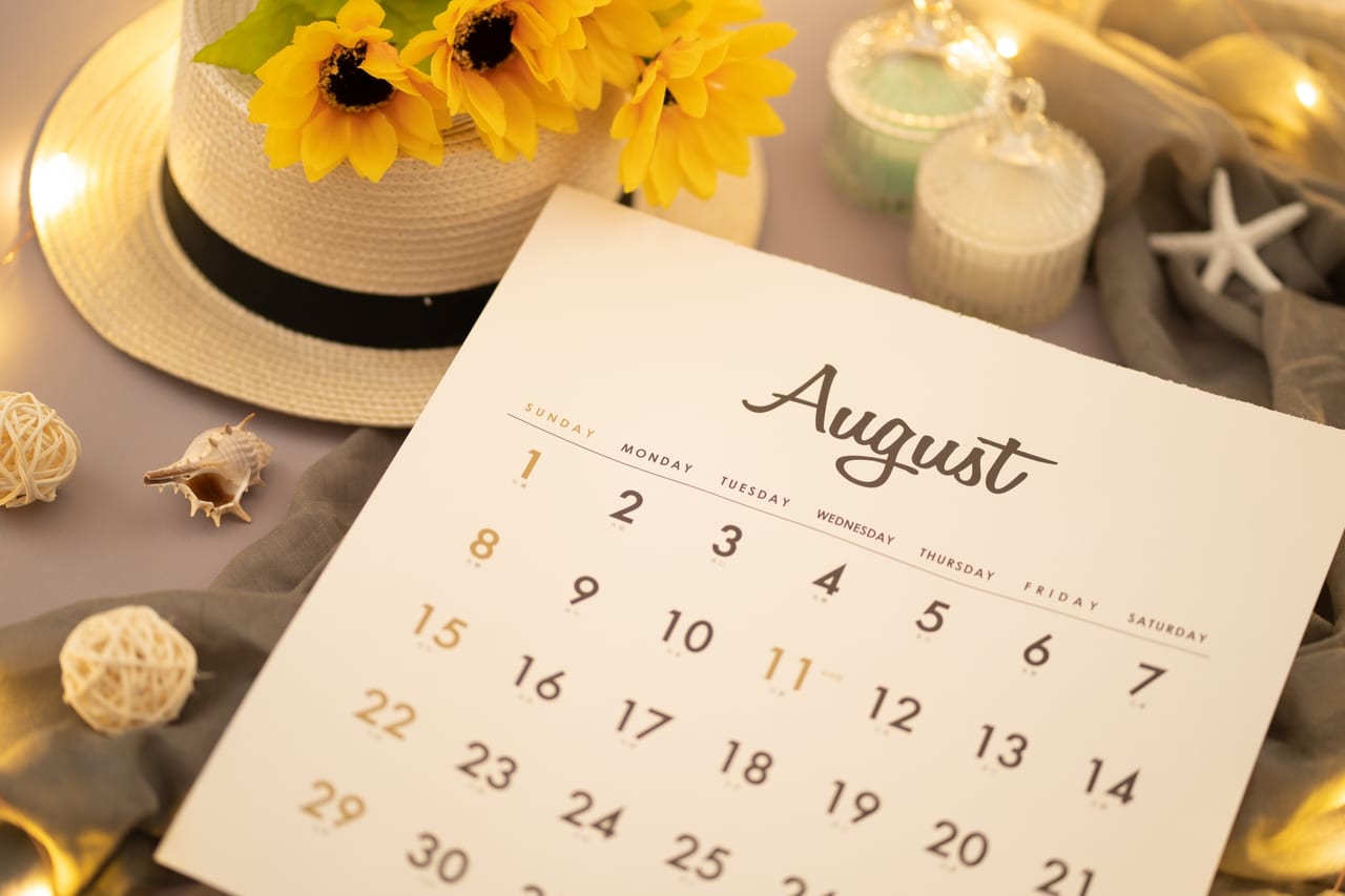 8月のカレンダーやヒマワリ