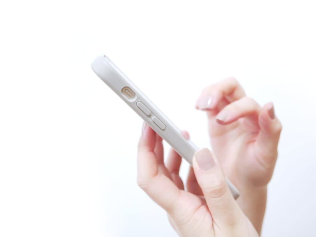 スマホを操作する手