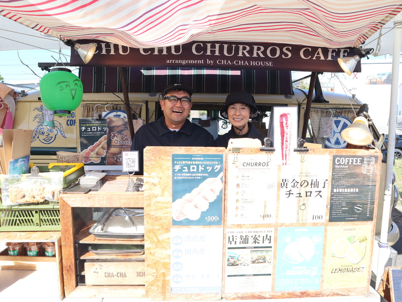 「CHA-CHA号」のオーナー、澤田慎也さん左）と、澤田さんの奥様。
