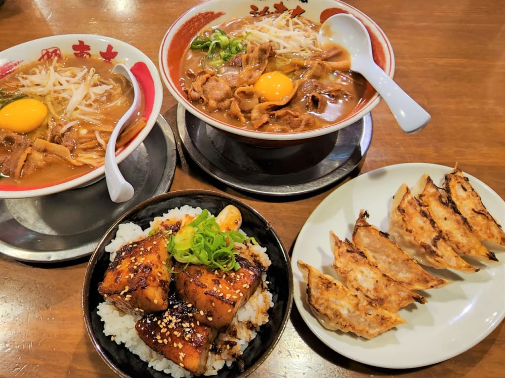 「ラーメン東大 沖浜店」の東大ラーメン（並盛・大盛）＆幸せのチャーシュー丼＆餃子