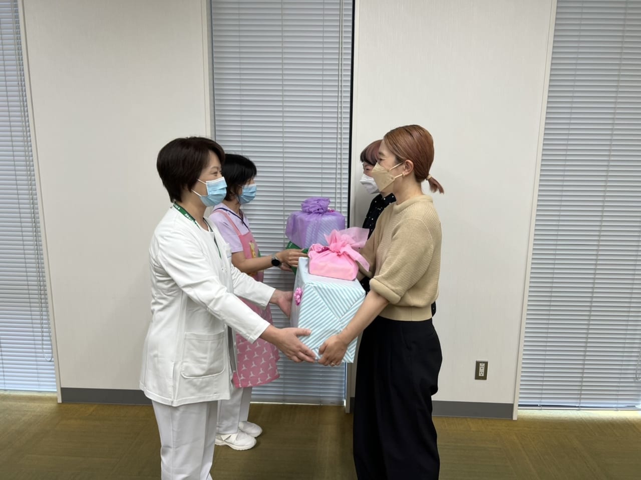 徳島大学病院でのプレゼント受け渡し。画像提供：NPO法人スポーツ巡回ネットワーク
