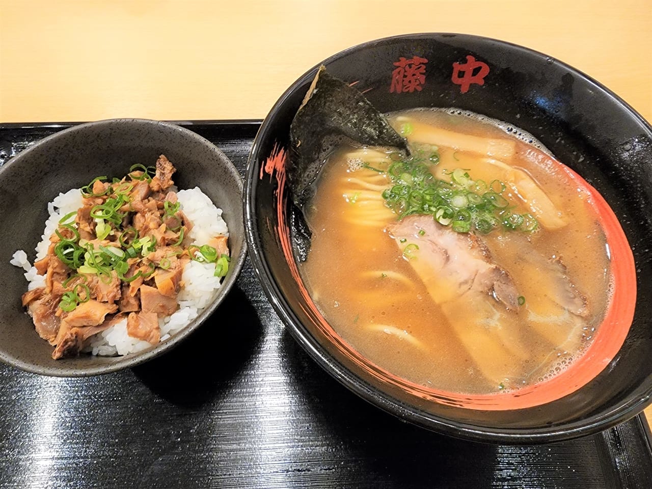 「藤中 徳島本店」チャーシュー丼（左）と、中華そば大（右）