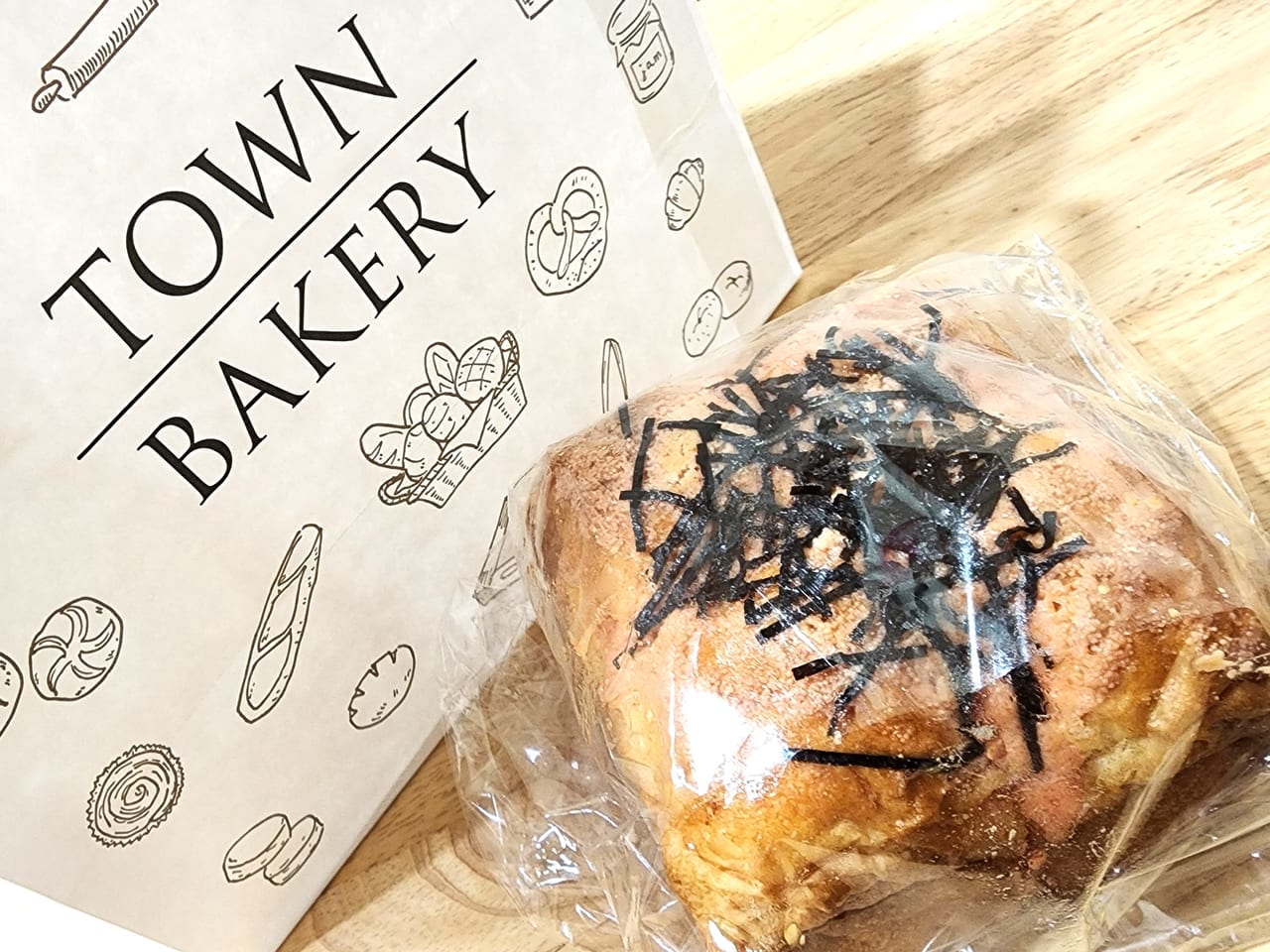 「TOWN BAKERY 徳島店」の紙袋と明太子ちぎりパン