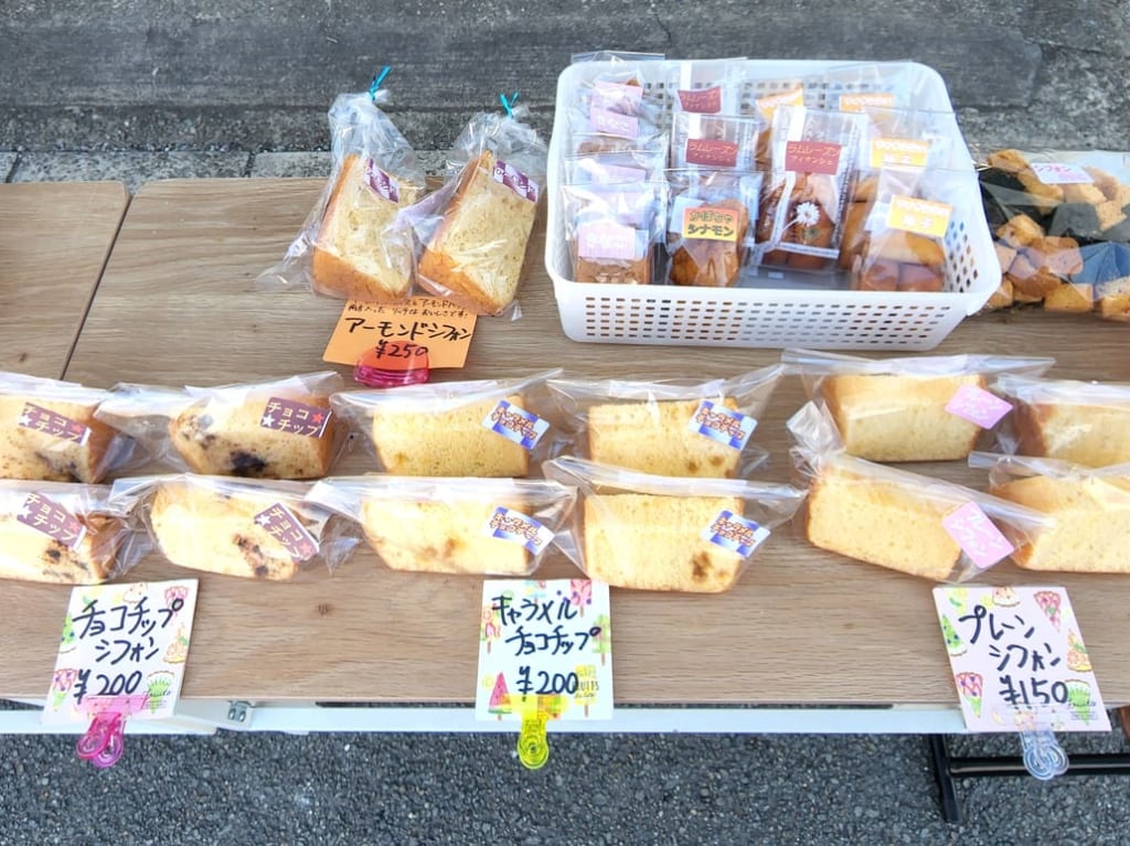 「Huit 青空市」で販売されていたシフォンケーキや焼菓子など