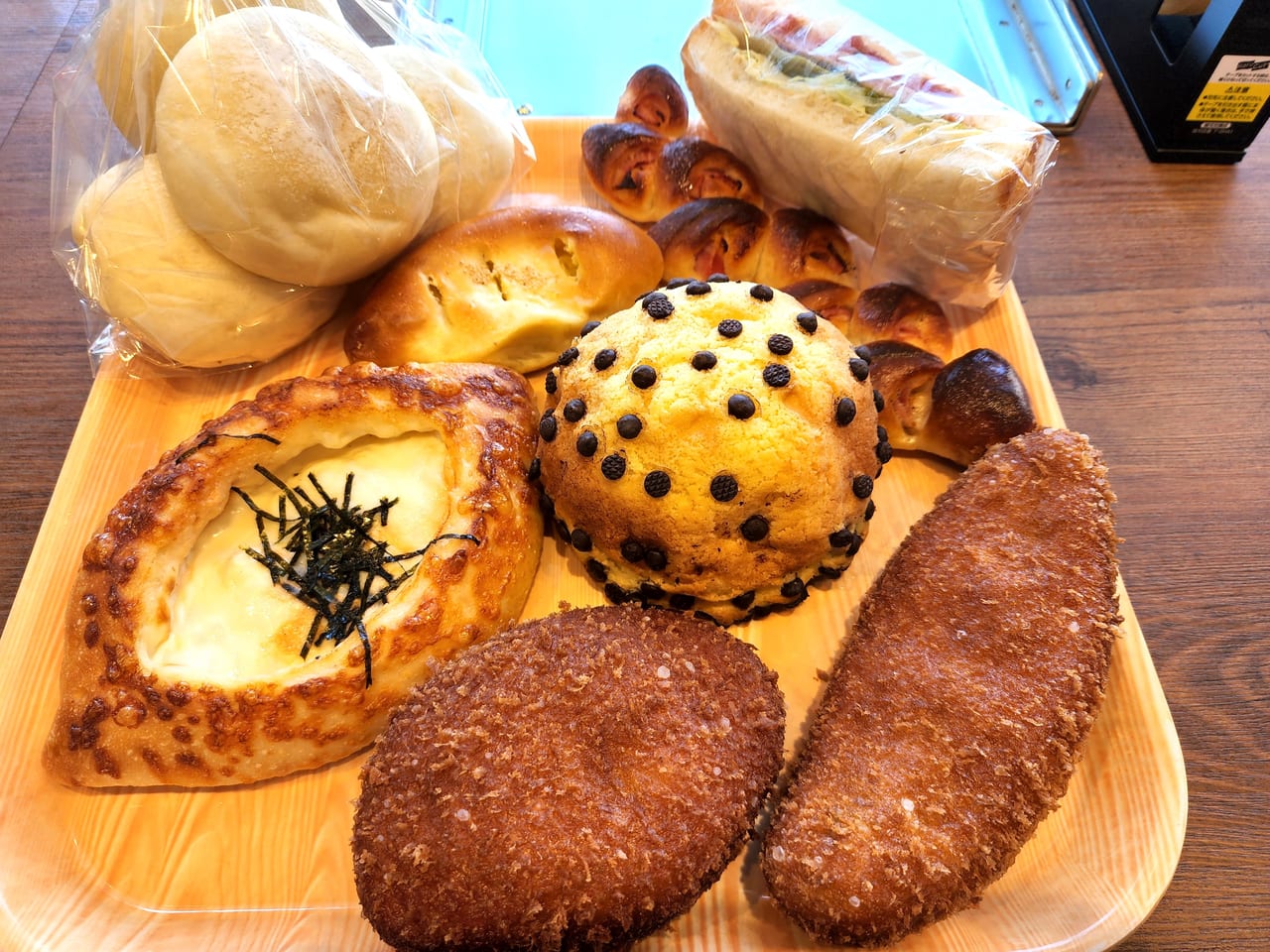 「焼きたてパン たかはし（TAKAHASHI BAKERY）」で購入したパン