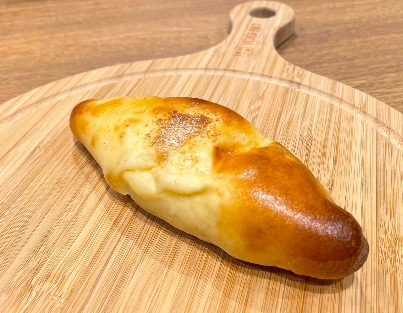 「焼きたてパン たかはし（TAKAHASHI BAKERY）」の「鳴門金時パン」。画像提供：株式会社 高橋ふとん店
