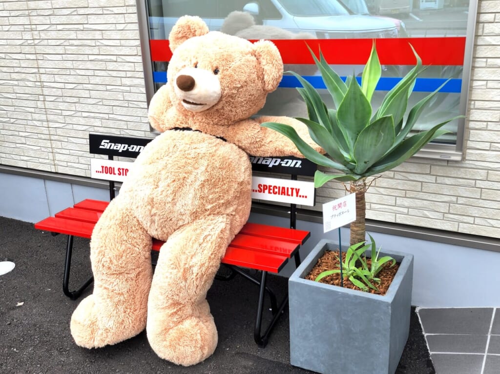 プレオープンした「CHOCOSmarket（チョコスマーケット）」店舗前に飾られていたクマのぬいぐるみ