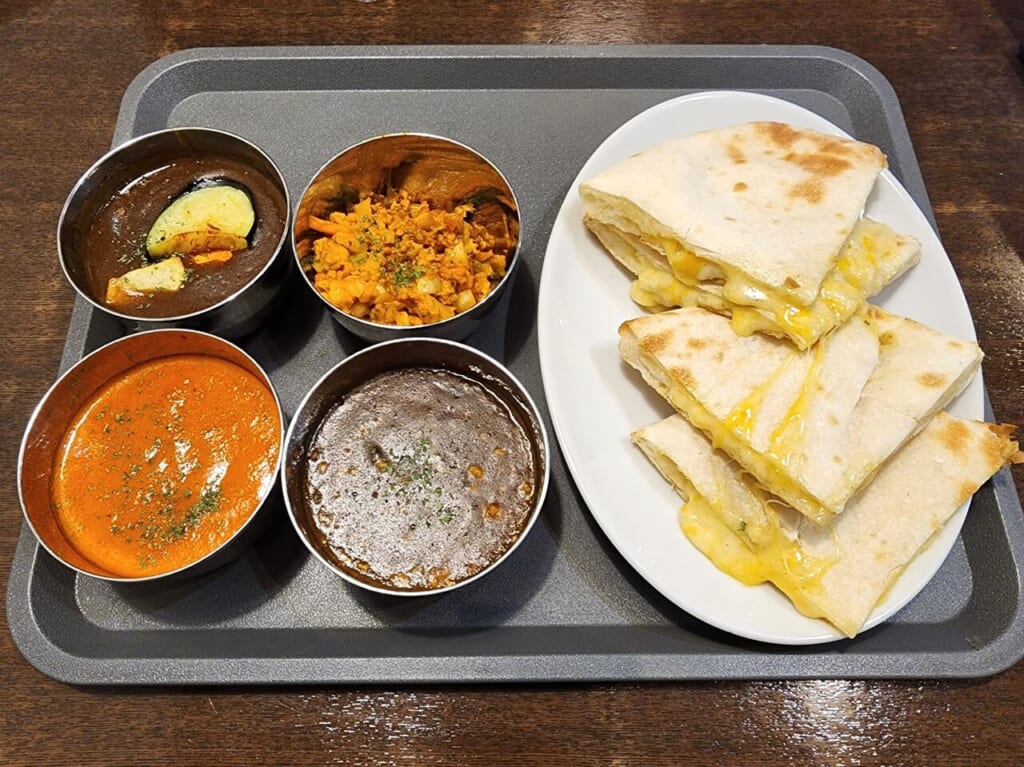 「グローバルカレーハウス フジグラン北島店」食べ放題のカレー4種類とチーズナン