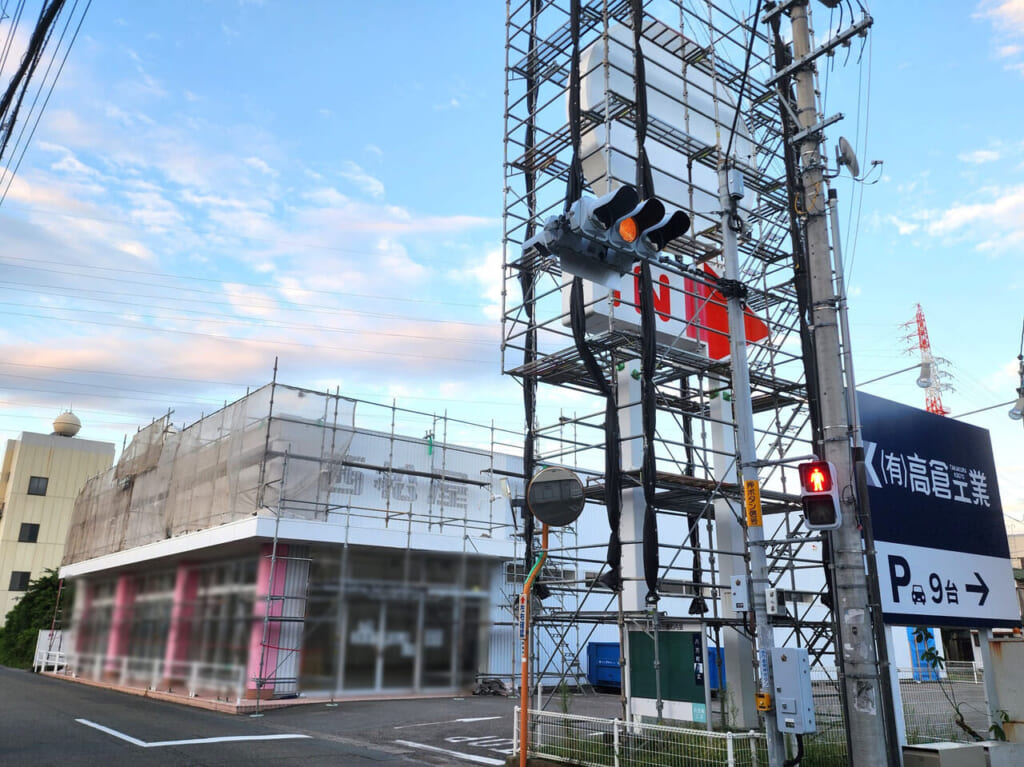 2024年7月31日に閉店した「西松屋 徳島八万店」店舗外観＆看板。店舗跡では「キリン堂 八万店」のオープン予定。