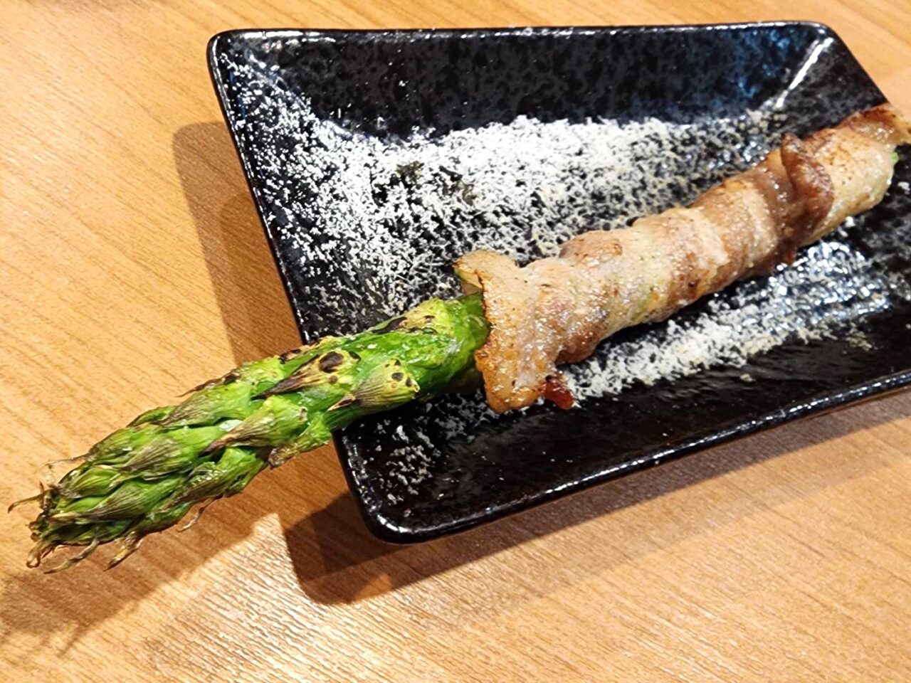 串物語 阿波「鼓虎-kotora-」金時豚の野菜巻き アスパラ巻き(パルメザンチーズ)
