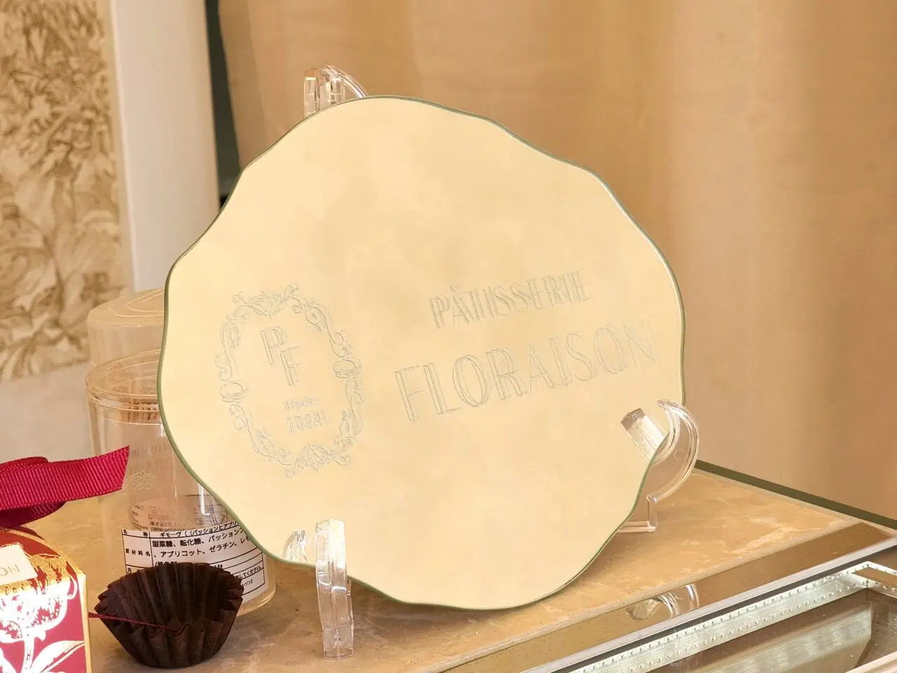 「pâtisserieFLORAISON(パティスリーフロレゾン)」ロゴ入りの鏡
