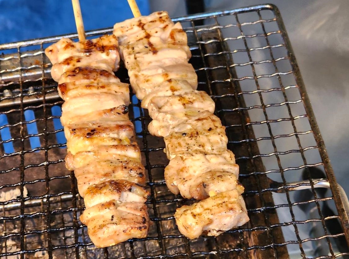 肉肉だらけの肉祭り「第43回 肉肉パーク」の様子。「炭火焼 八剣伝」出店の様子。