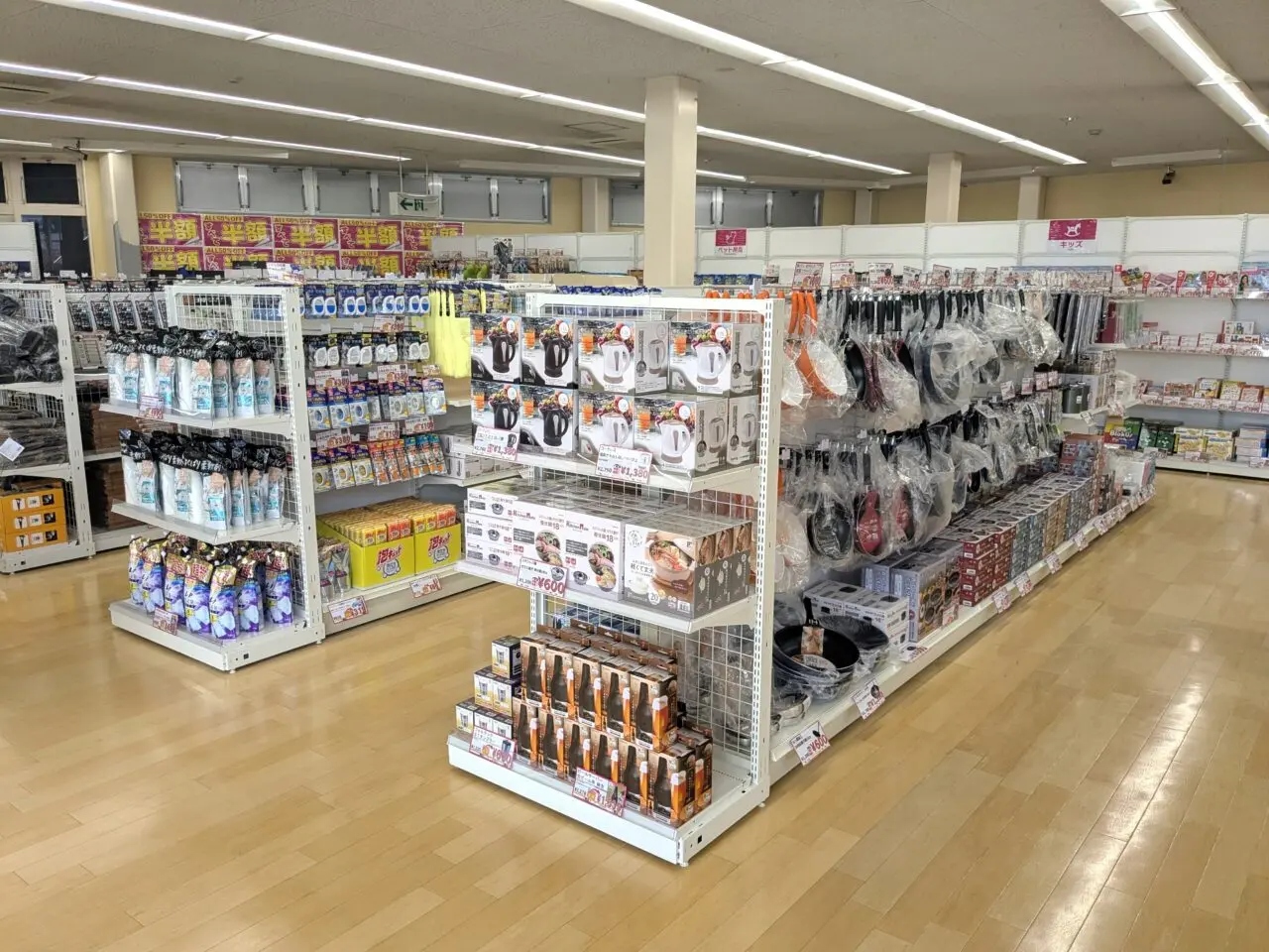 激安半額店「222(トリプルツー)平惣羽ノ浦店」オープン前の店内写真。画像提供:「関係者」様