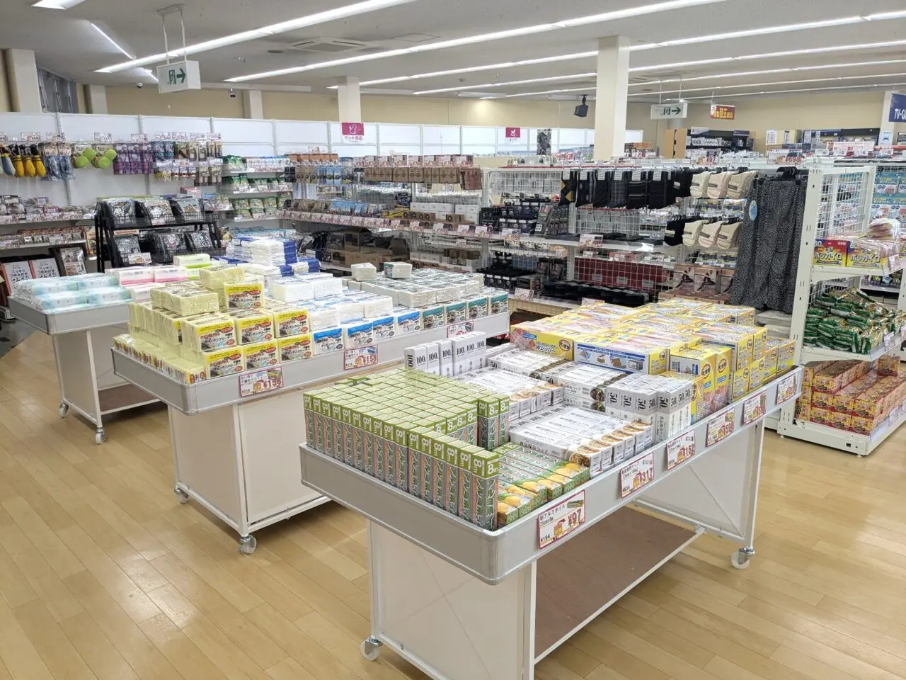 激安半額店「222(トリプルツー)平惣羽ノ浦店」オープン前の店内写真。画像提供:「関係者」様