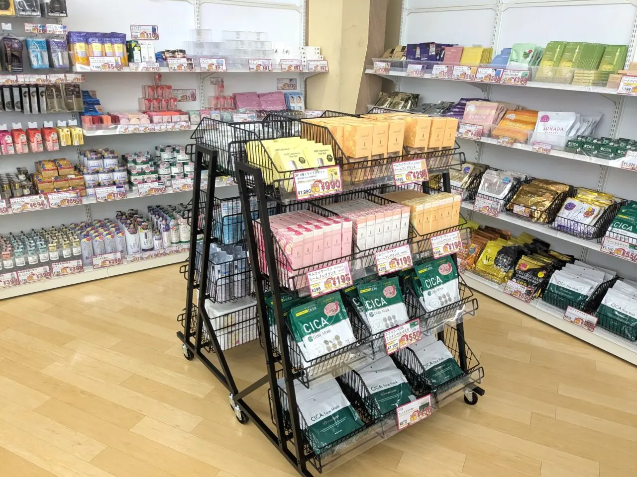 激安半額店「222(トリプルツー)平惣羽ノ浦店」オープン前の店内写真。画像提供:「関係者」様