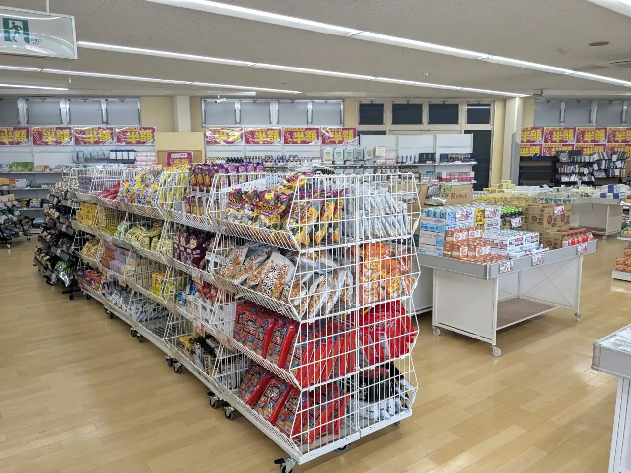 激安半額店「222(トリプルツー)平惣羽ノ浦店」オープン前の店内写真。画像提供:「関係者」様