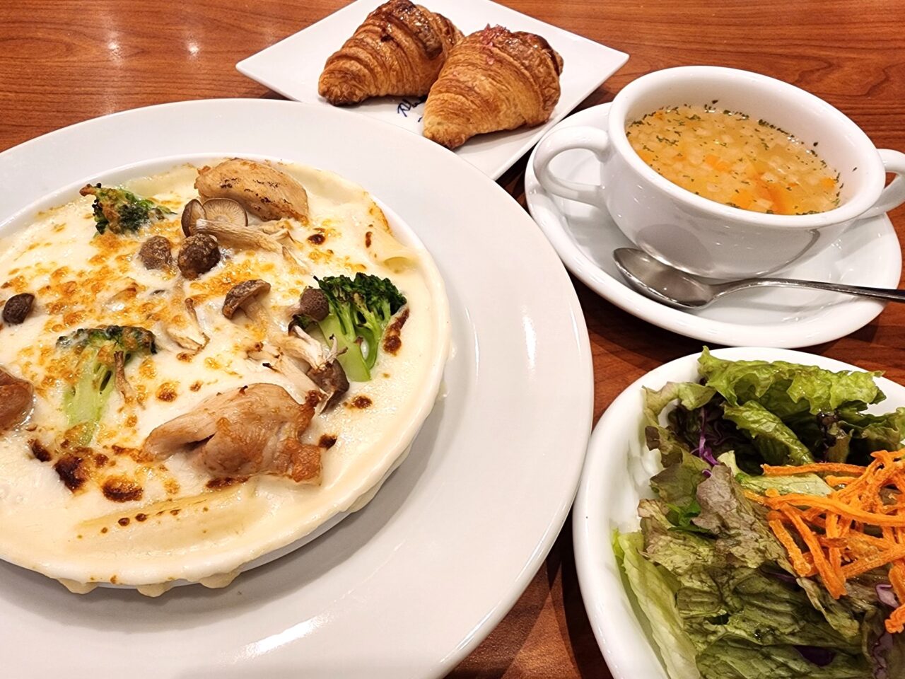 「pia Sapido(ピアサピド)」チキン、キノコ、ブロッコリーのペンネグラタン+Bセット