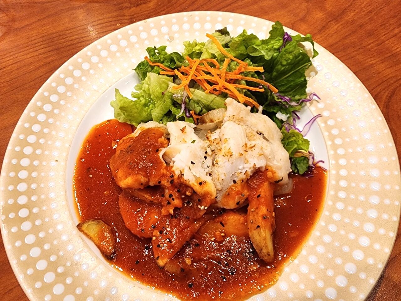 「pia Sapido(ピアサピド)」白身魚の香草パン粉焼きガーリックトマトソース