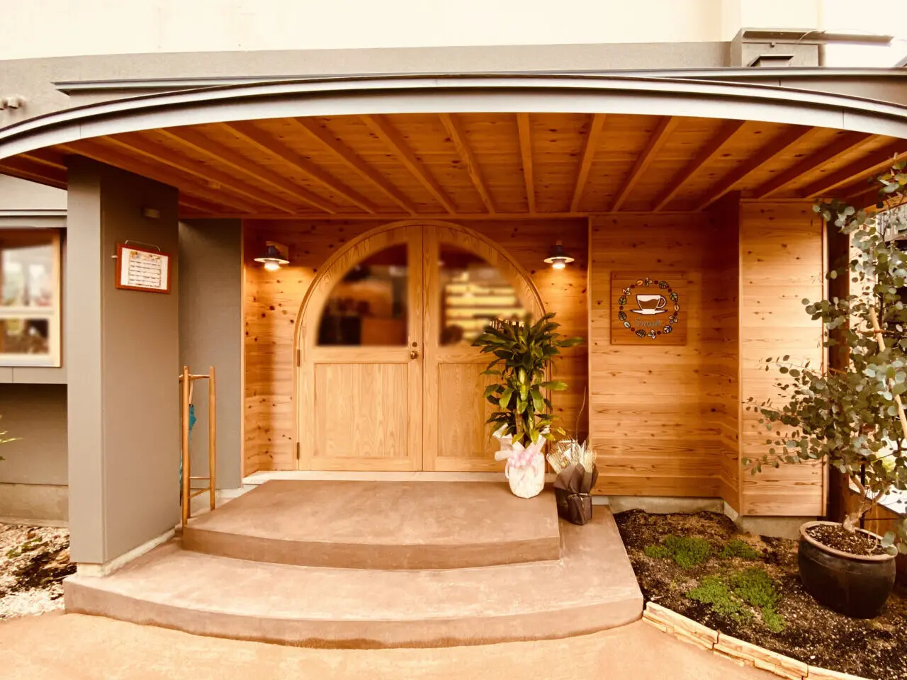 カフェ「Smuk（スモック）」店舗外観。画像提供「阿波國上櫻城主 篠原紫雲長房」様