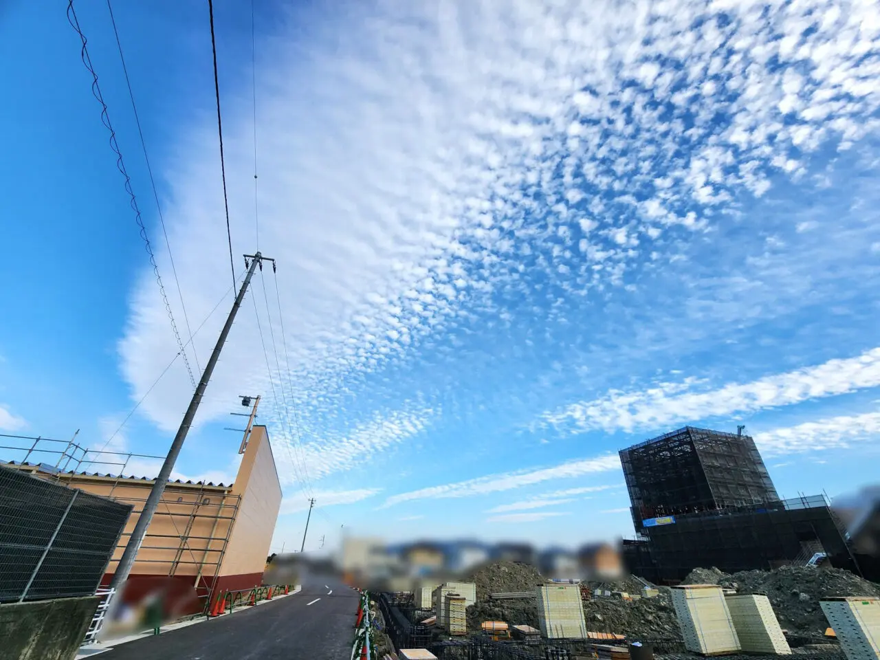 「ハローズ国府店(※写真左)」と「(仮称)ドラッグストアモリ 国府町観音寺店(※写真右)」工事中の写真