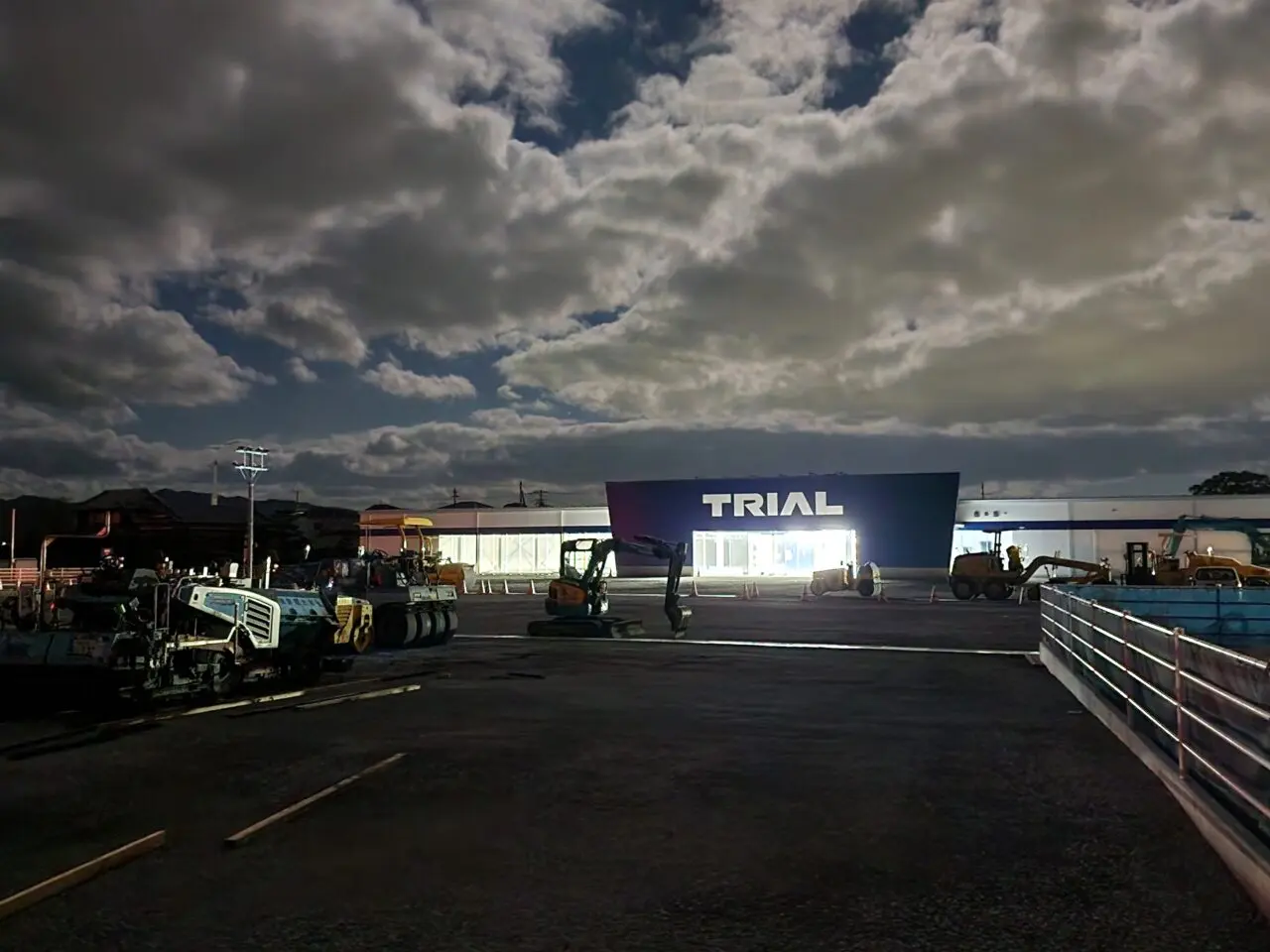 スーパーセンター「TRIAL(トライアル)板野店」店舗外観&新築工事の様子