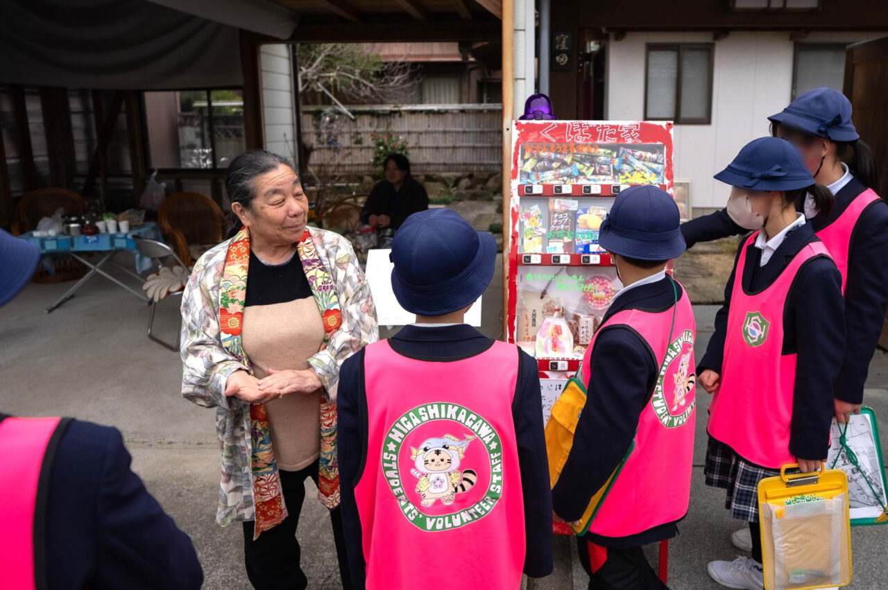 「引田ひなまつり」イベントの様子。くぼたさんと子どもたち。画像提供:「株式会社クリエイターズネクスト」