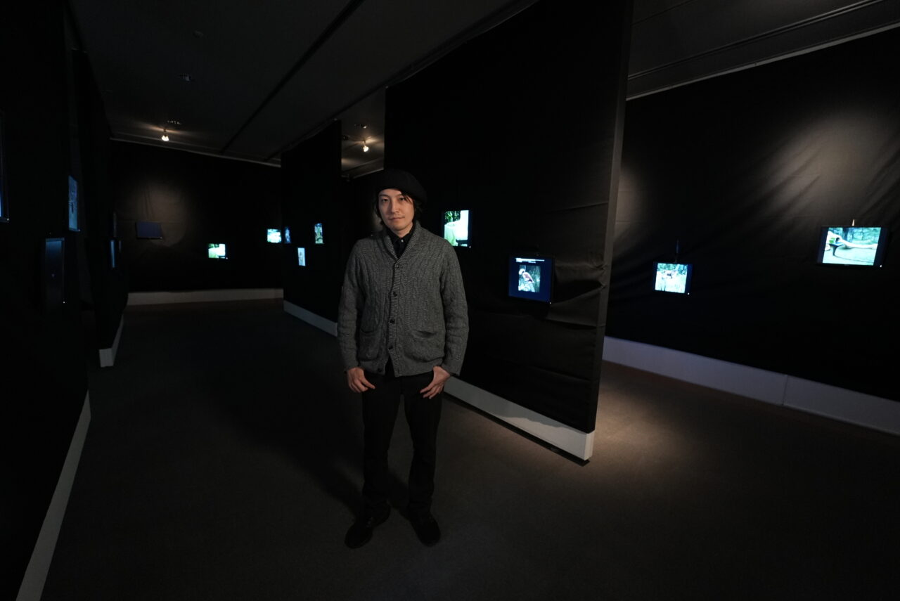 「NFT鳴門美術館」で展示した作品と経営者・アーティスト「窪田望」さん。画像提供:「株式会社クリエイターズネクスト」