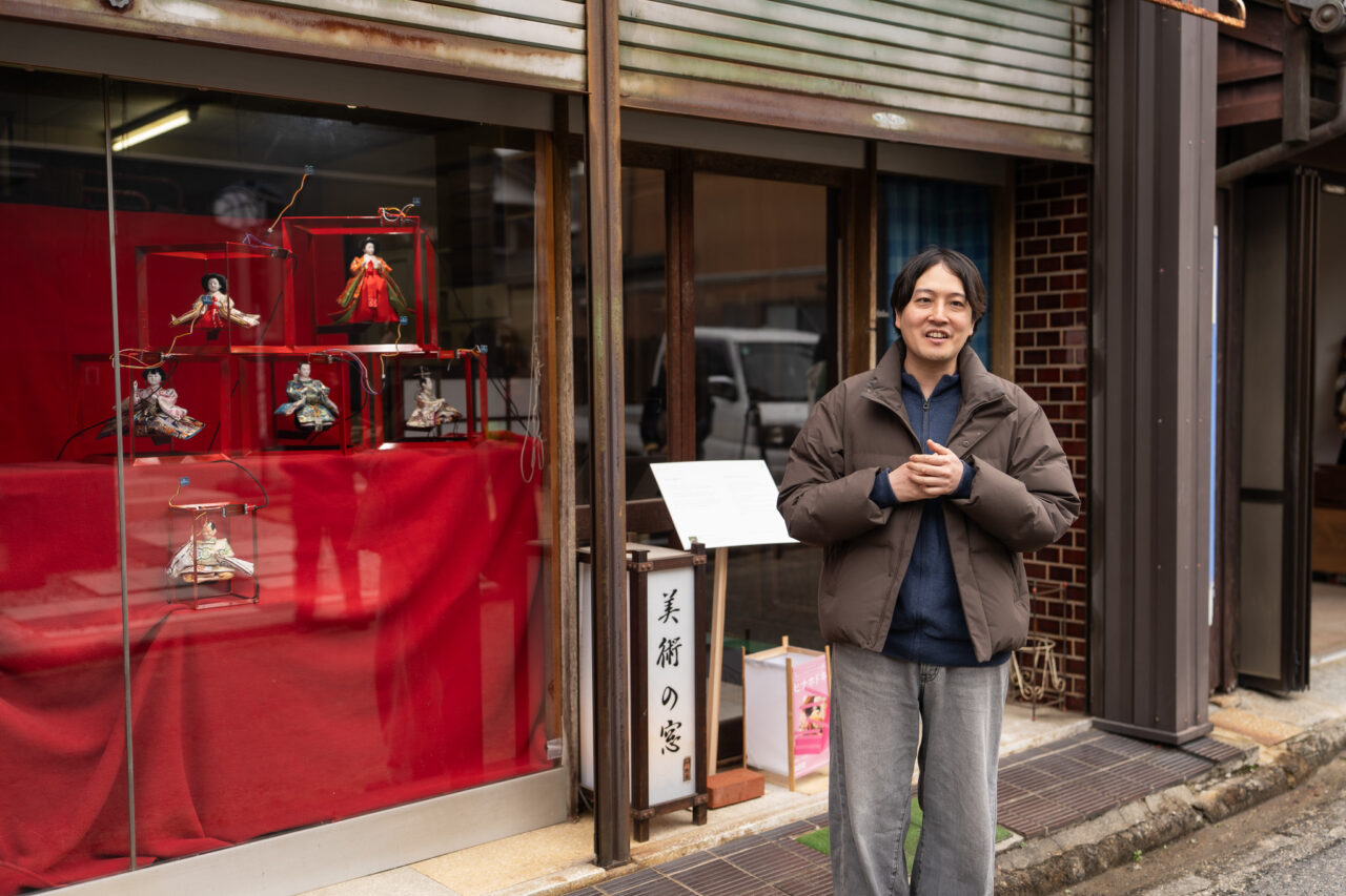 「引田ひなまつり」経営者・アーティスト「窪田望」さんと作品。画像提供:「株式会社クリエイターズネクスト」