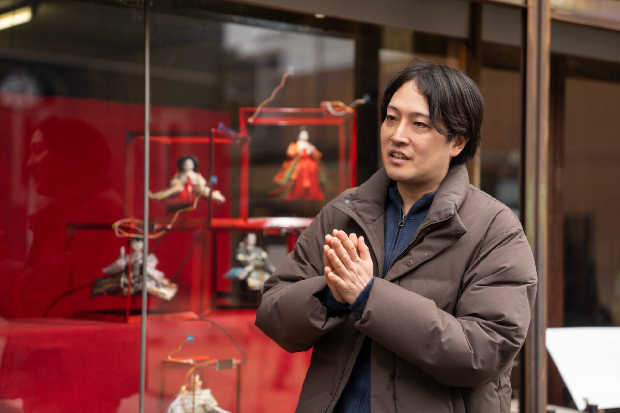 「引田ひなまつり」経営者・アーティスト「窪田望」さんと作品。画像提供:「株式会社クリエイターズネクスト」