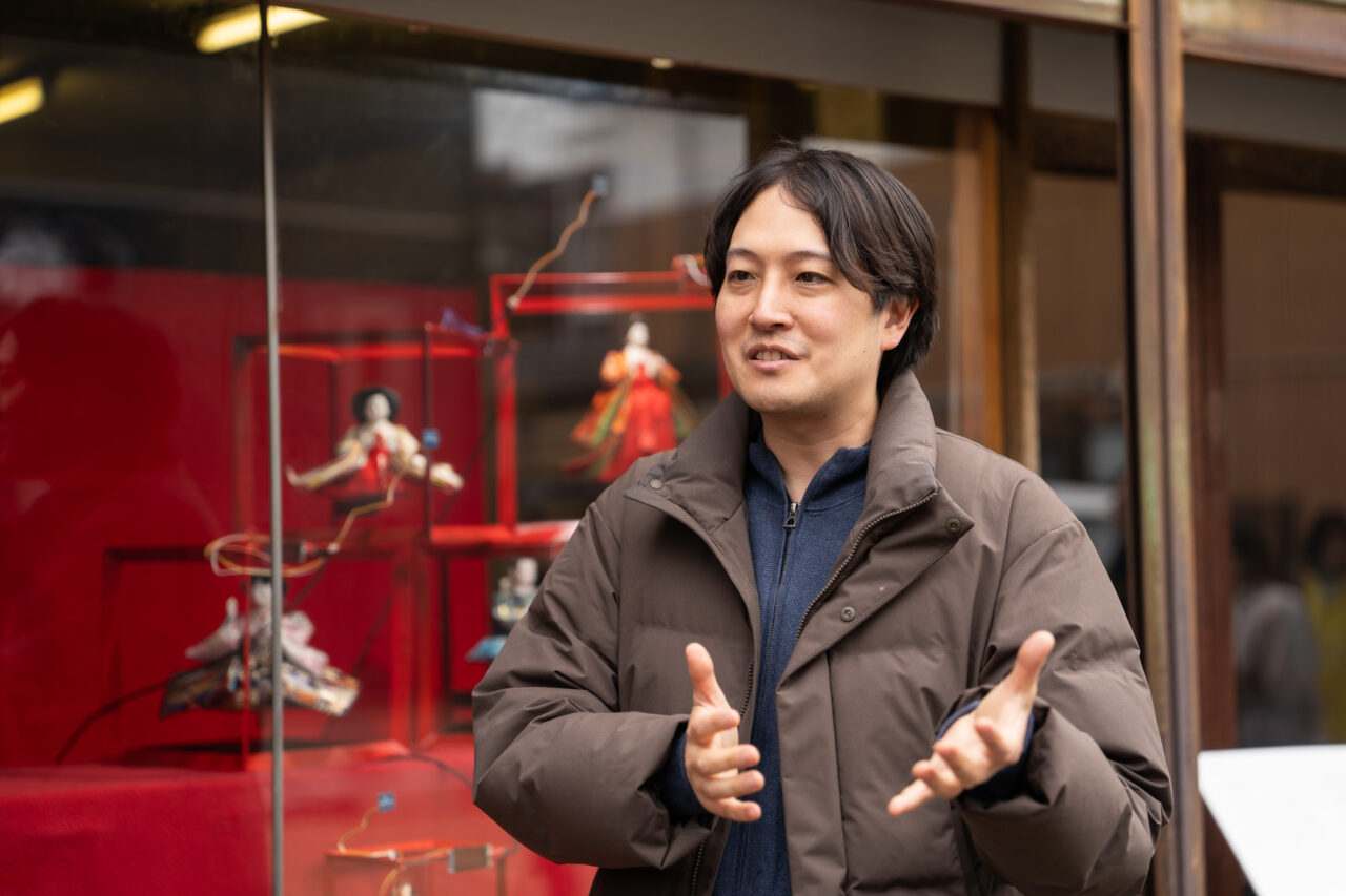 「引田ひなまつり」経営者・アーティスト「窪田望」さんと作品。画像提供:「株式会社クリエイターズネクスト」