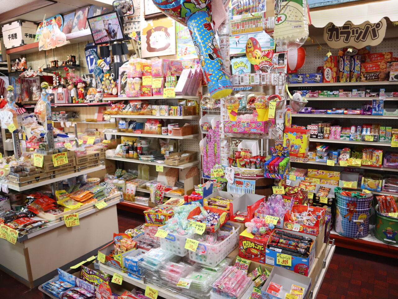 「引田ひなまつり」2026年で80周年「とまや商店」の店内