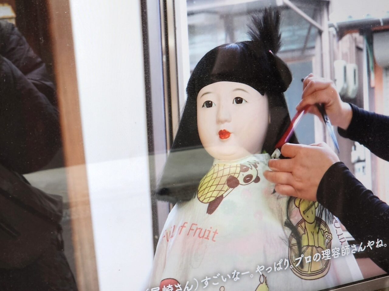 「引田ひなまつり」アーティスト「みたになずな」さん・「尾崎照子」さんの作品づくりのためまちの理容師・八木有希さんが髪を整えているところ