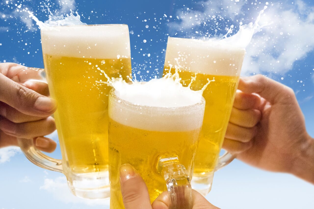 ビール。乾杯のイメージ。