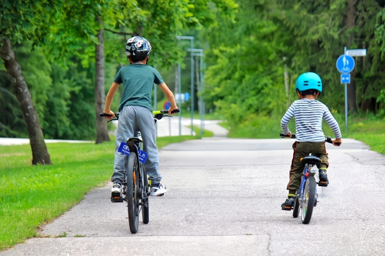 子ども用の自転車やヘルメットのイメージ
