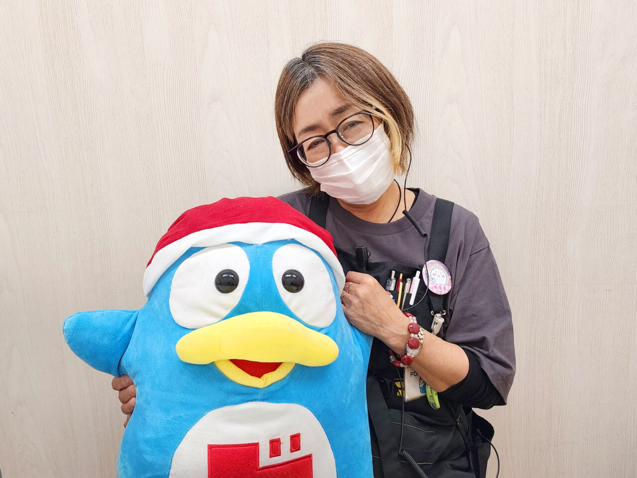 「MEGAドン・キホーテ徳島店」POPライターの中村さんと「ドンペン」