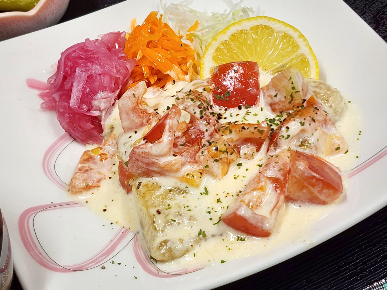 お食事処「花*花」日替わり定食のメイン料理「白身魚のムニエル」