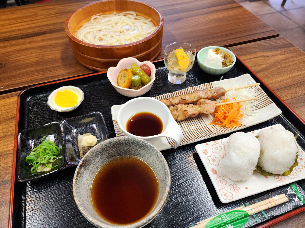 お食事処「花*花」で注文した「たらいうどんセット」