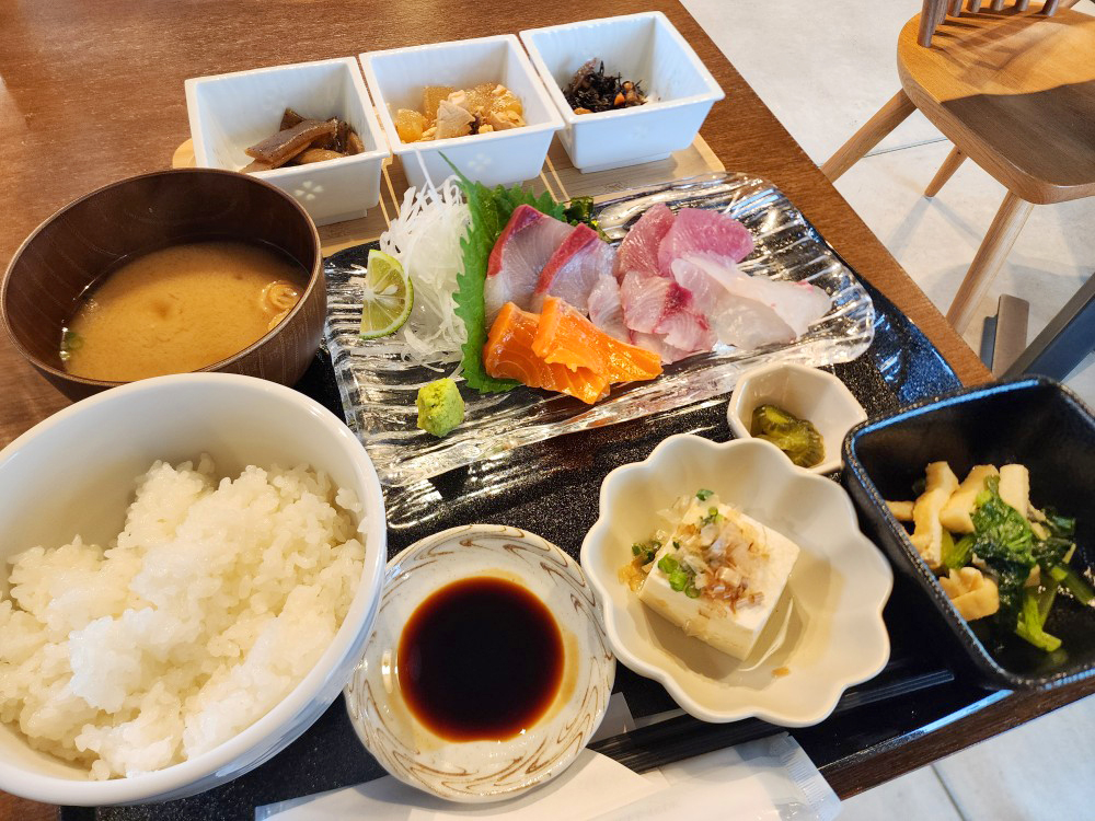 定食居酒屋「鶏と魚肴-toriuo-」で注文した「本日のお刺身盛り合わせ定食」