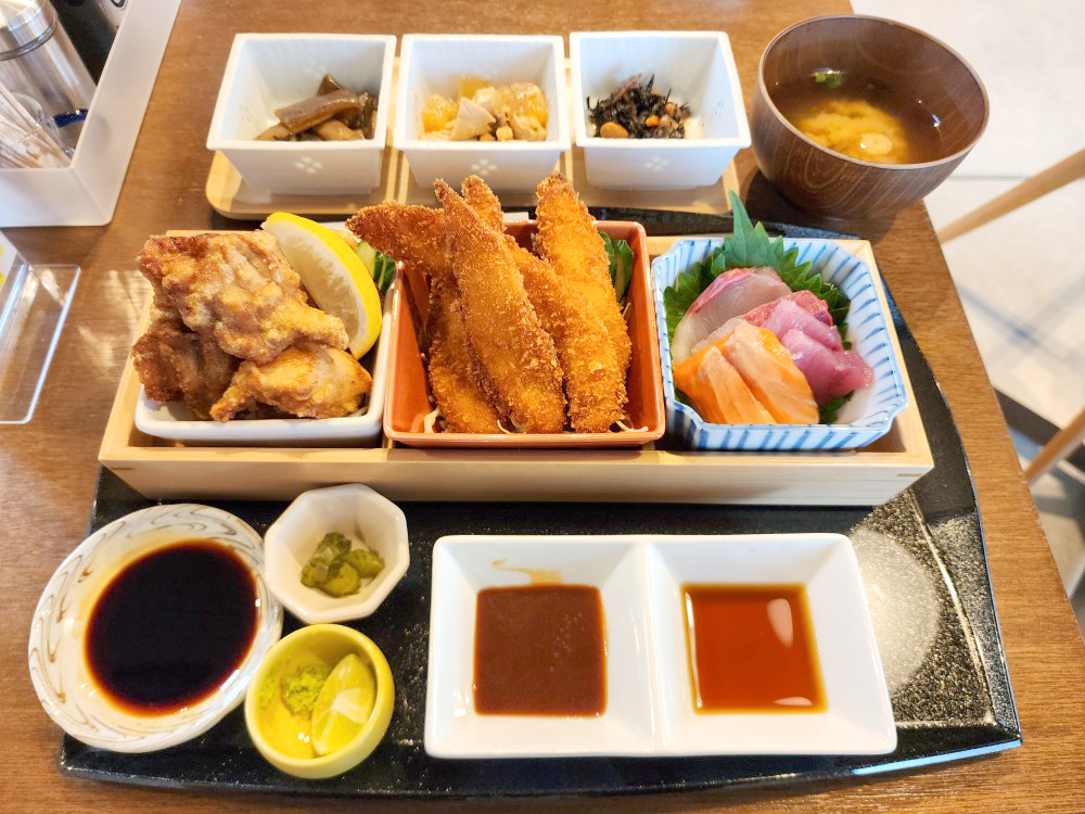 定食居酒屋「鶏と魚肴-toriuo-」で注文した「鶏魚TORI-UO定食(限定)」※写真には写っていませんが、ご飯も付いています。