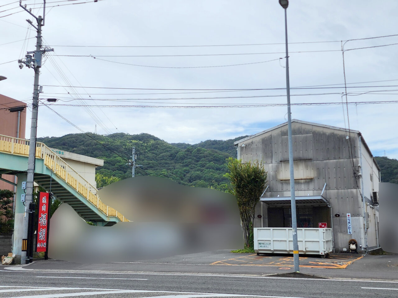 「焼肉福朗 弐番館」店舗外観&周辺環境。※オープン準備中の8月末頃に撮影した写真
