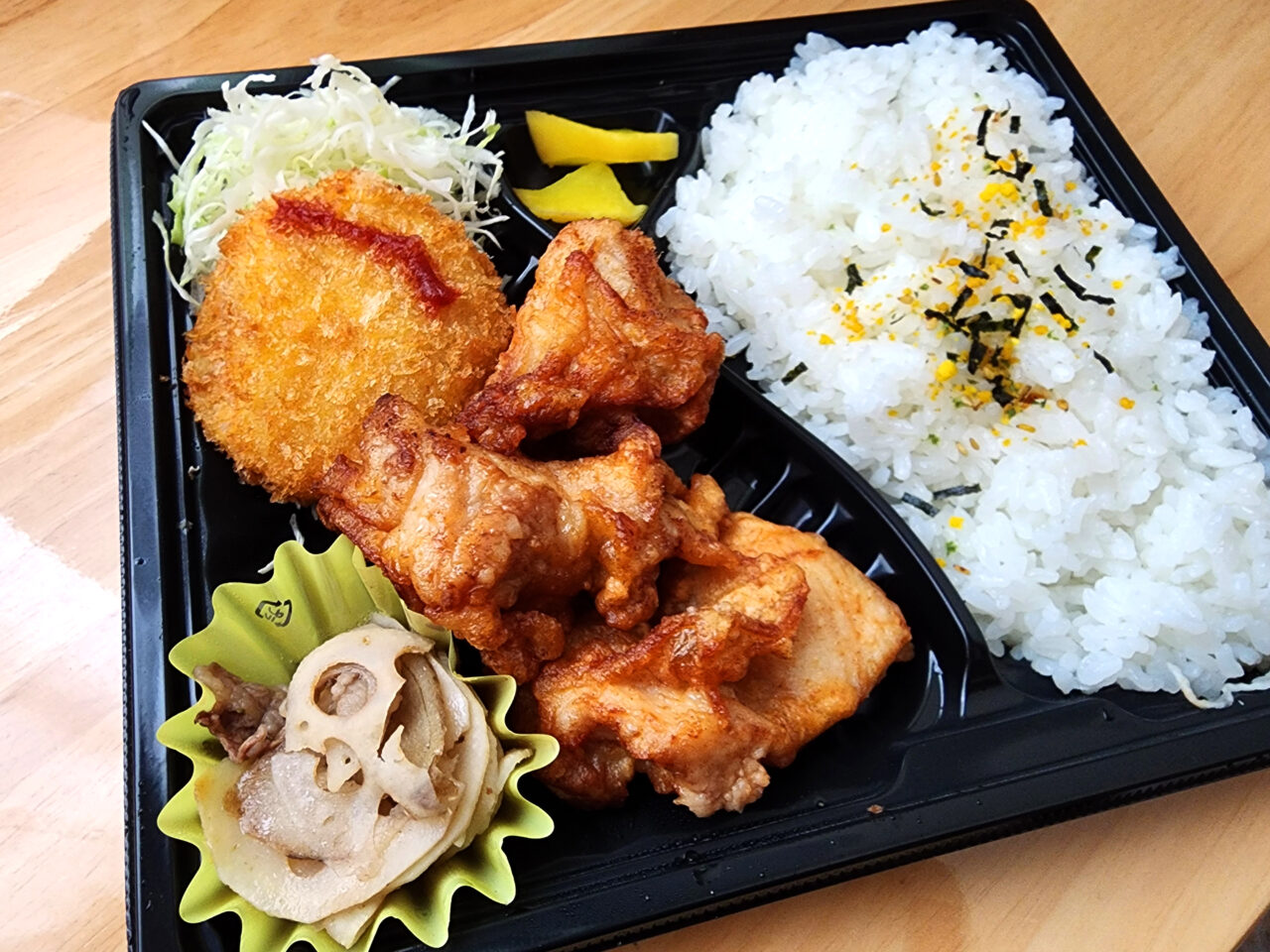 「いんぐりちんぐりテイクアウト」で購入した「からあげ・コロッケ弁当」